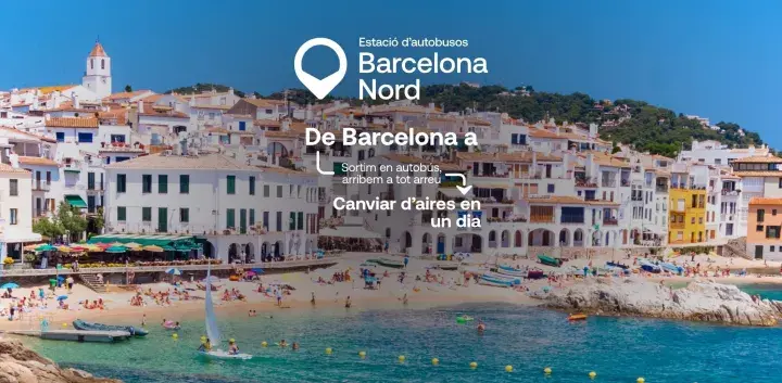 Un pueblo costero blanco con tejados naranjas, una playa con gente y barcos. Sal de Barcelona Nord en autobús para cambiar de aires.