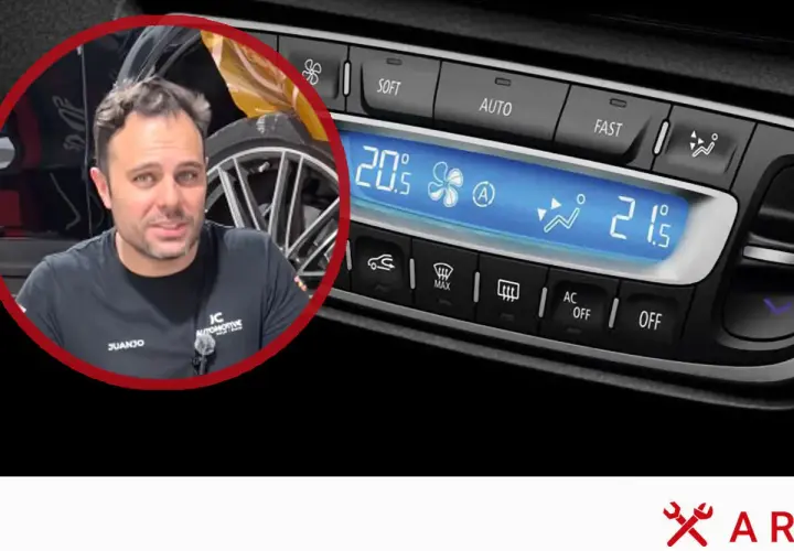 Juanjo explica cómo cargar aire acondicionado coche, mostrando el panel de control digital.