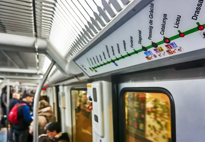 Mapa del metro de Barcelona, con el "Passeig de Gràcia" destacado. Viajeros en el vagón.