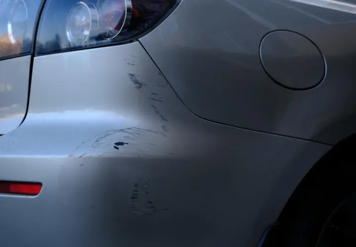 ¡Qué disgusto! Me han rayado el coche. Se ven marcas profundas en la defensa trasera y el lateral.