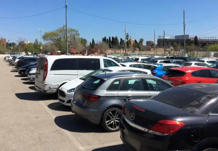 Amplio aparcamiento con muchos coches. ¿Buscas dónde aparcar gratis cerca del aeropuerto de Barcelona?