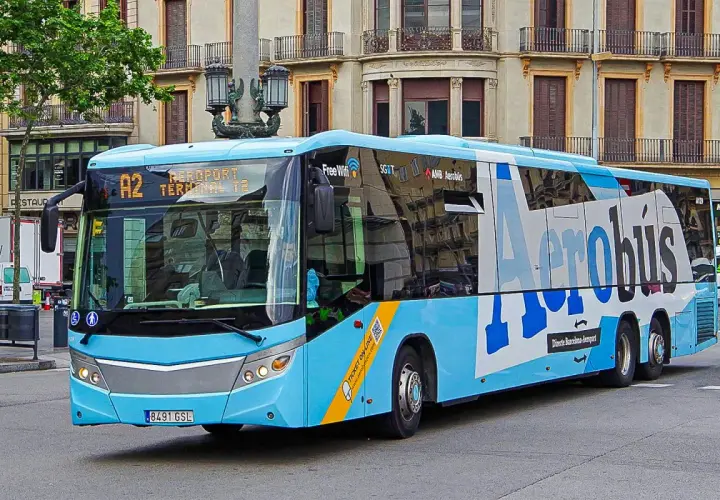 Autobús Aerobús A2 en Plaza Catalunya, Barcelona, listo para llevarte al aeropuerto.
