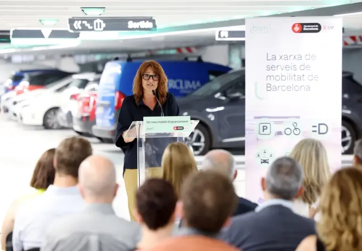 Mujer habla en un evento de BSM Marina Port sobre un nuevo modelo de aparcamiento.