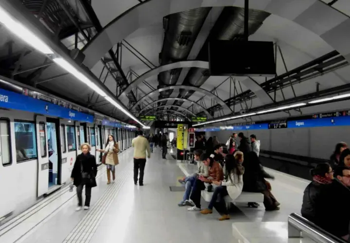 Gente esperando en la estación de metro Sagrera. ¿A qué hora cierra la metro a Barcelona?
