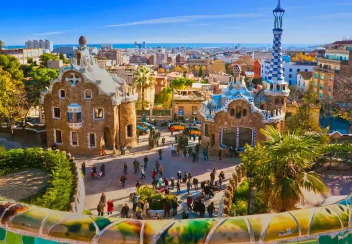 Vista panorámica de Barcelona desde el Park Güell. La distancia de Salou a Barcelona es de aproximadamente 100 km.