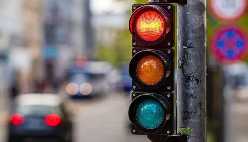 Semáforo en rojo, ¡cuidado con la multa! El tráfico se detiene en la ciudad.