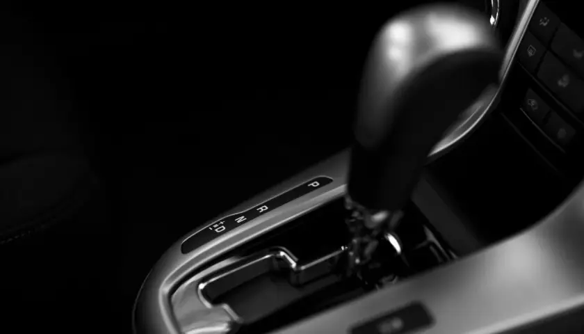 Palanca de cambios de un coche con transmisión automática, mostrando las posiciones P, R, N, D y modo manual. El cambio cvt ofrece una conducción suave.