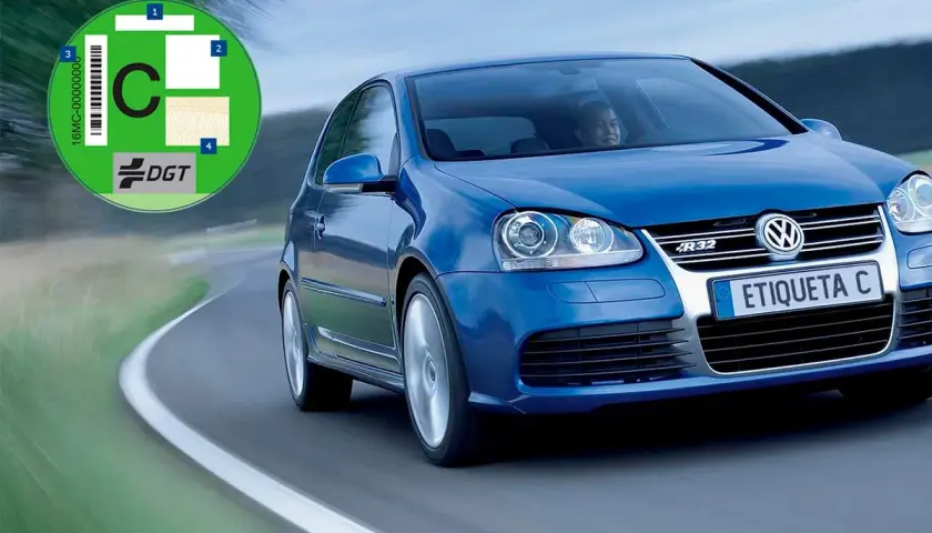 Un coche azul con la etiqueta C en la matrícula. La etiqueta C indica que el coche cumple con las normativas de emisiones.