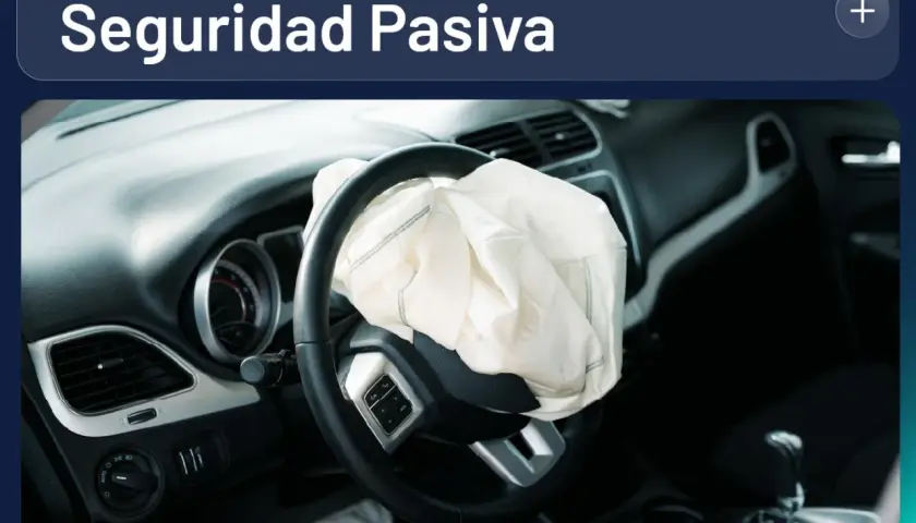 Airbag desplegado en el volante, un ejemplo de seguridad pasiva y activa en vehículos.