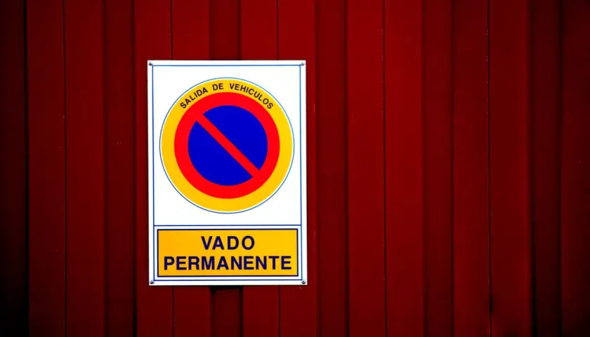 Señal de "Salida de Vehículos" y "Vado Permanente", que es un vado señalizado.