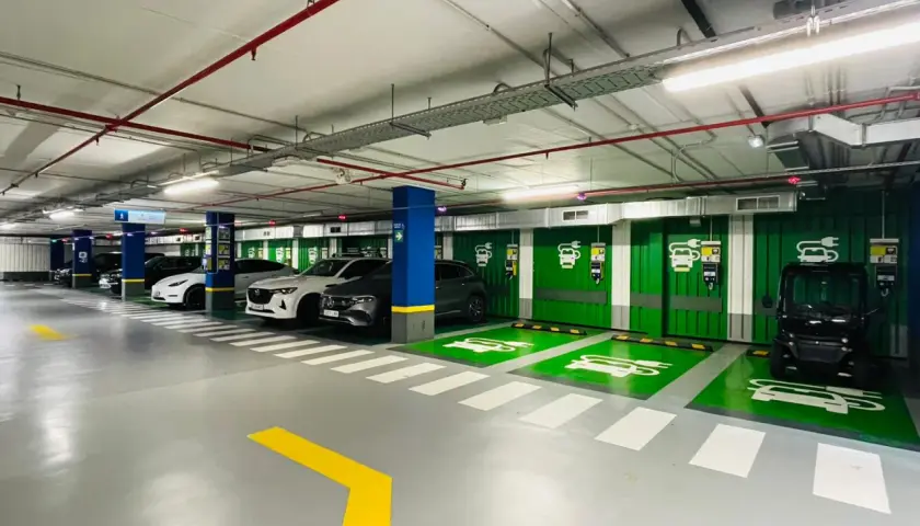 Estacionamiento con puntos de carga para vehículos eléctricos. El parking teknon está listo para la movilidad sostenible.