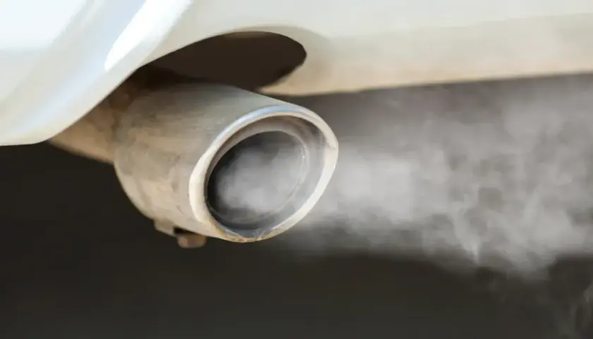 El tubo de escape de mi coche echa humo blanco y huele a quemado. Parece que algo no va bien.