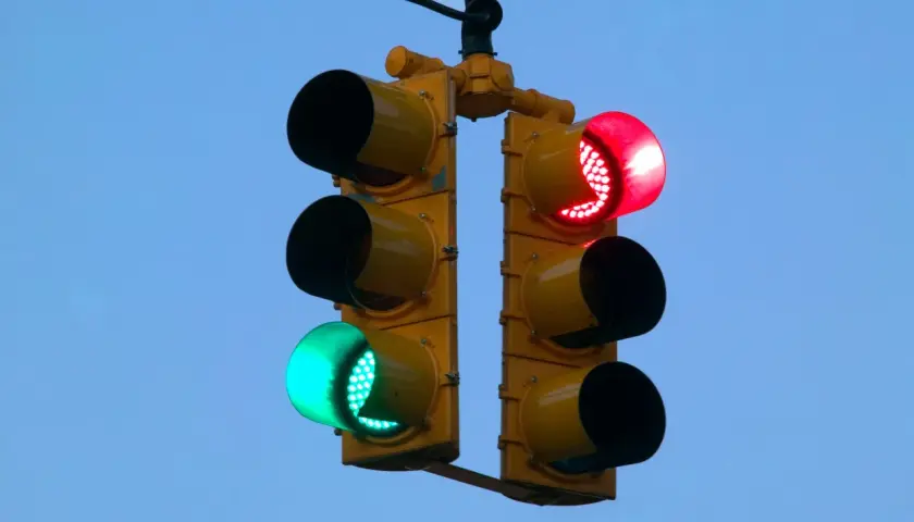 Semáforo de tranvía con luz roja encendida y verde apagada. El significado es claro: ¡alto!