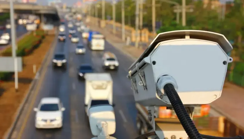 Cámara de vigilancia en carretera. Evita la multa por adelantar en línea continua.