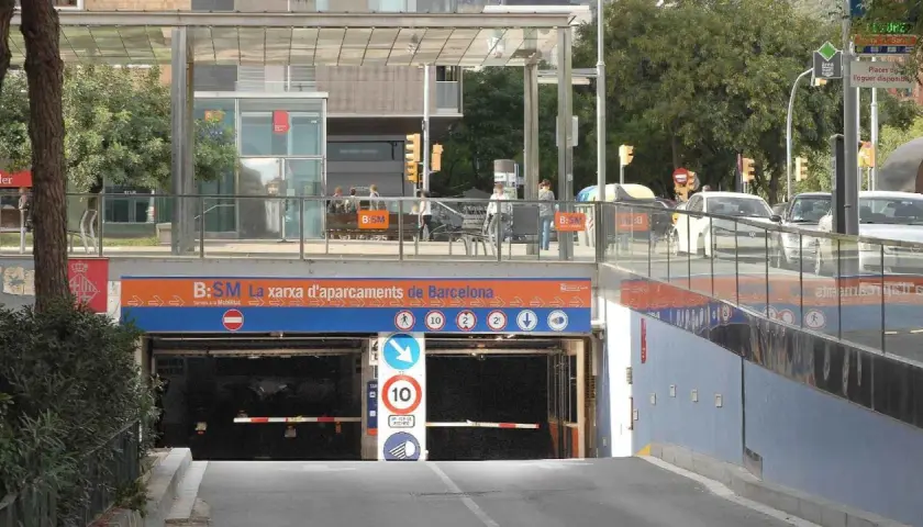 Entrada a un aparcamiento subterráneo de B:SM en Gràcia, Barcelona. Señalización de la red de aparcamientos.