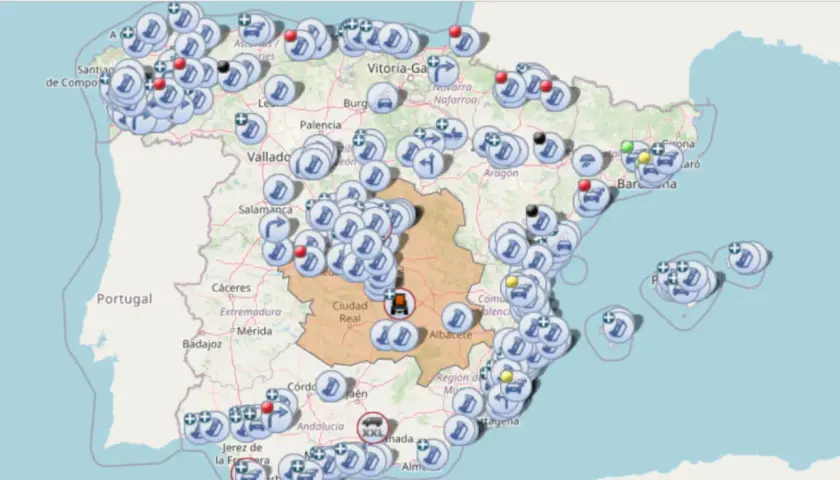 Mapa de España con múltiples iconos de camaras DGT indicando puntos de interés en la red de carreteras.