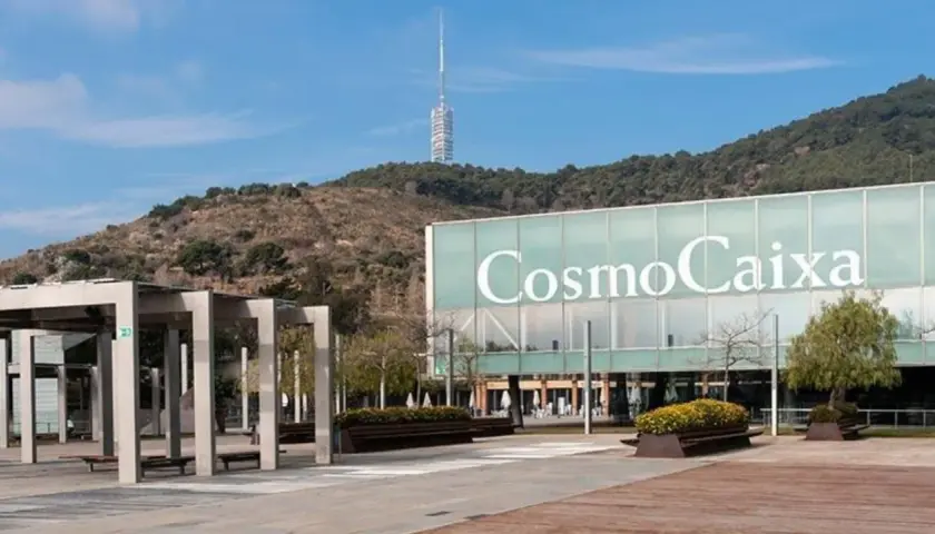 Edificio CosmoCaixa Barcelona con torre de telecomunicaciones al fondo y zona ajardinada.