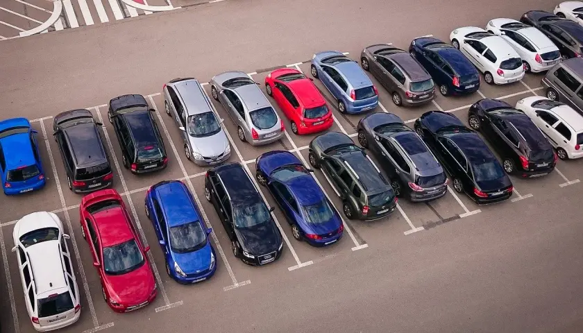 Amplio estacionamiento con varios coches aparcados. ¡Encuentra tu parking gratuit Barcelona ideal!