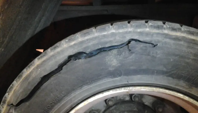 Neumático de coche con una gran grieta, no pasaría la ITV.
