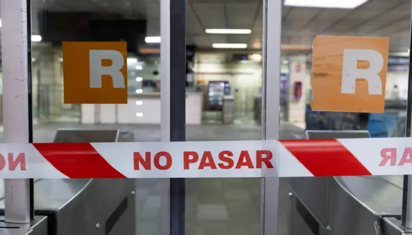 Cinta de "No Pasar" en la entrada de la estación de tren de Blanes.