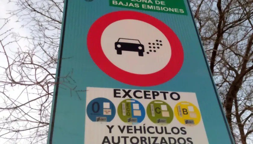 Señal de Madrid Zona de Bajas Emisiones, excepto vehículos con distintivos ECO, C, B y autorizados. ¡Cuidado con tu euro 7!