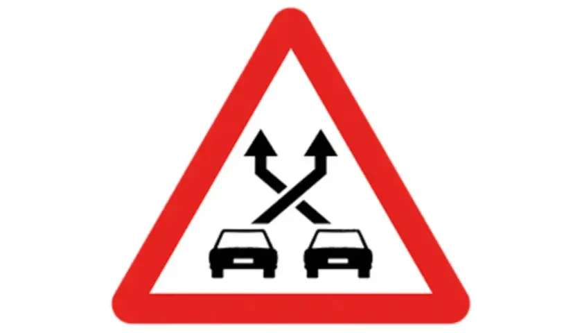 Señal P35: dos carriles se unen o se cruzan. Precaución al adelantar o cambiar de carril.