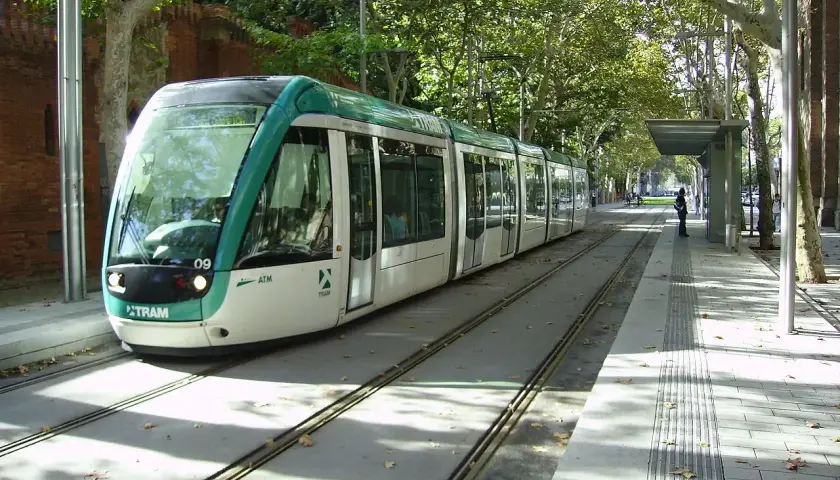 Un tranvía moderno en Barcelona, una excelente opción para saber como moverse por Barcelona.
