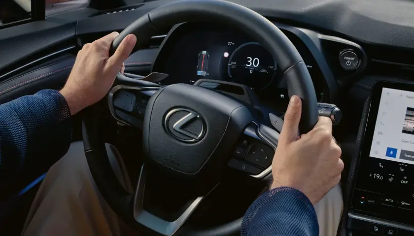 Manos al volante de un Lexus, el velocímetro marca 30 km/h. Espero que mi coche vibra a partir de 100 no sea un problema.