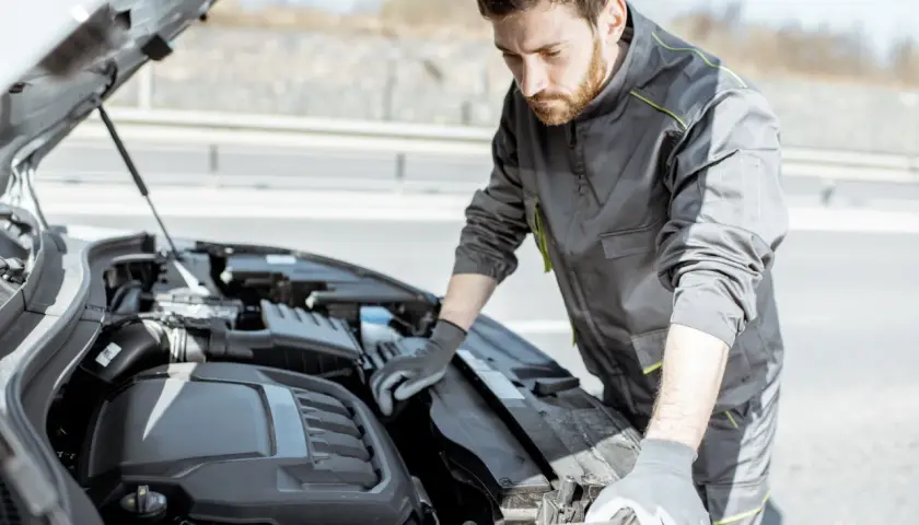 Mecánico revisa el motor de un coche que sufre tirones.