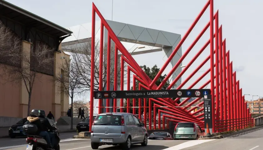Entrada a La Maquinista, con su llamativa estructura roja. ¡Bienvenido al parking gratuito!