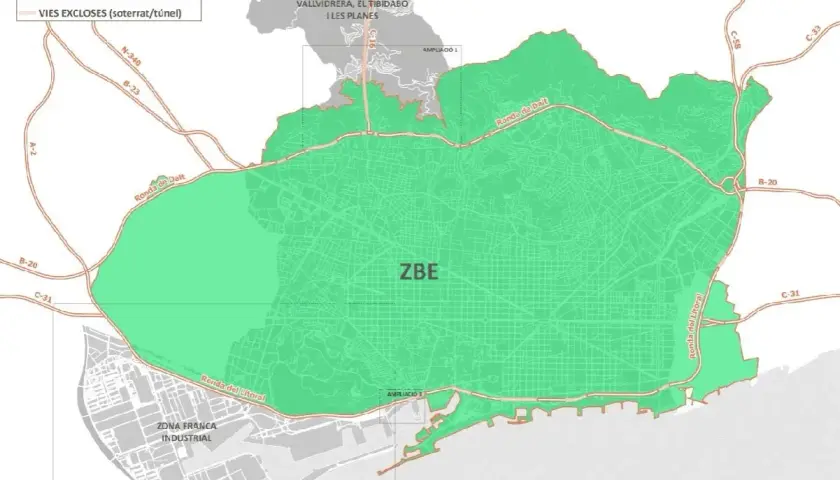 Mapa de Barcelona que muestra la zona de bajas emisiones (ZBE) en verde. Incluye carreteras y áreas industriales.