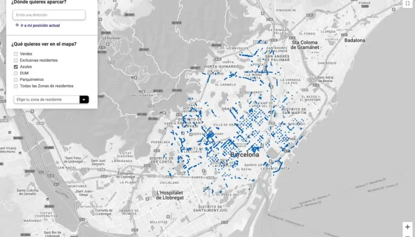 Mapa de Barcelona con puntos azules indicando zonas de aparcar en Montjuïc y alrededores.
