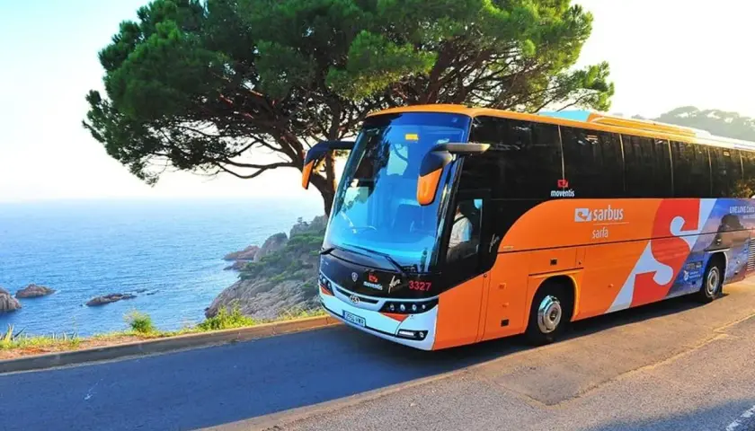 Autobús Sarbus en la costa, disfrutando de las vistas del mar Mediterráneo. Un viaje escénico por la Costa Brava.