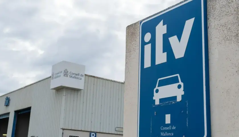 Cartel azul de la ITV con un coche y el logo del Consell de Mallorca. El día que tengo que pasar la itv, me da un poco de respeto.
