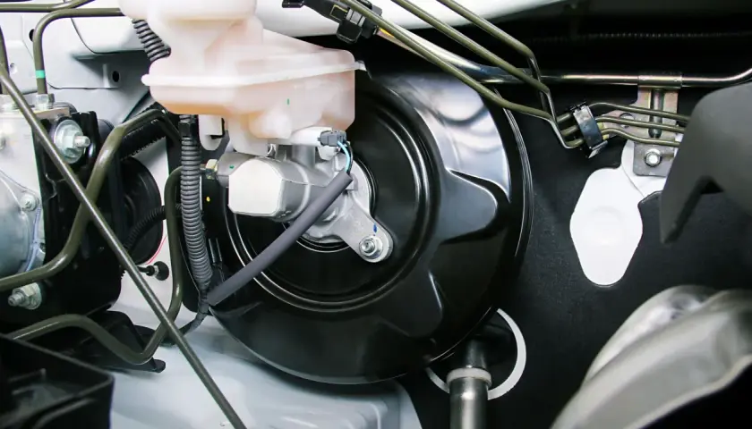 El servofreno, componente esencial del sistema de frenos, amplifica la fuerza del pedal para detener el vehículo.