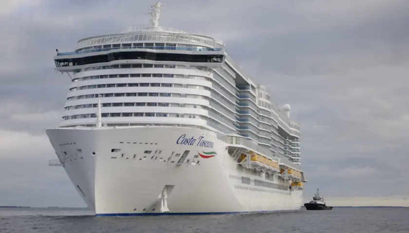 El Costa Toscana, un imponente crucero, navega cerca de la costa de Barcelona.
