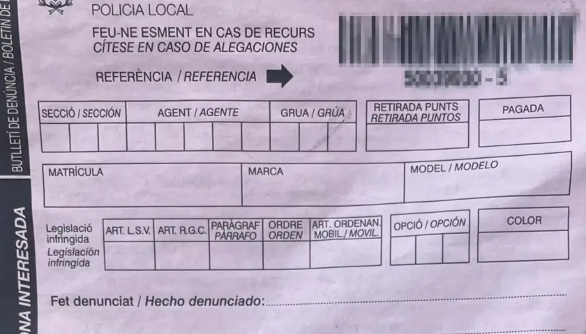 Boletín de denuncia de la Policía Local, con campos para matrícula, marca, modelo y detalles de la infracción, indicando una posible multa por aparcar mal.