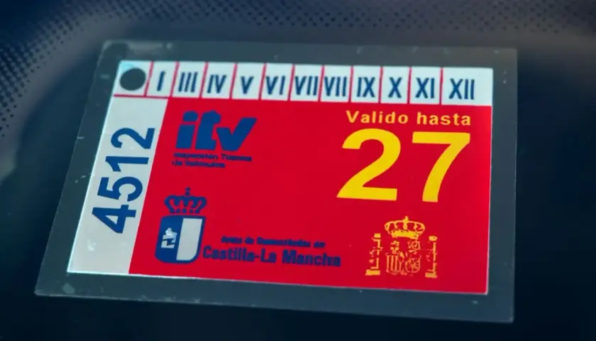 Pegatina de ITV caducada, con el número 4512 y la fecha de validez hasta el 27.
