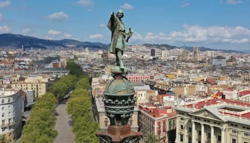 Monumento a Colón en Barcelona, con vistas a la ciudad y al paseo marítimo. Un lugar ideal para aparcar y explorar.