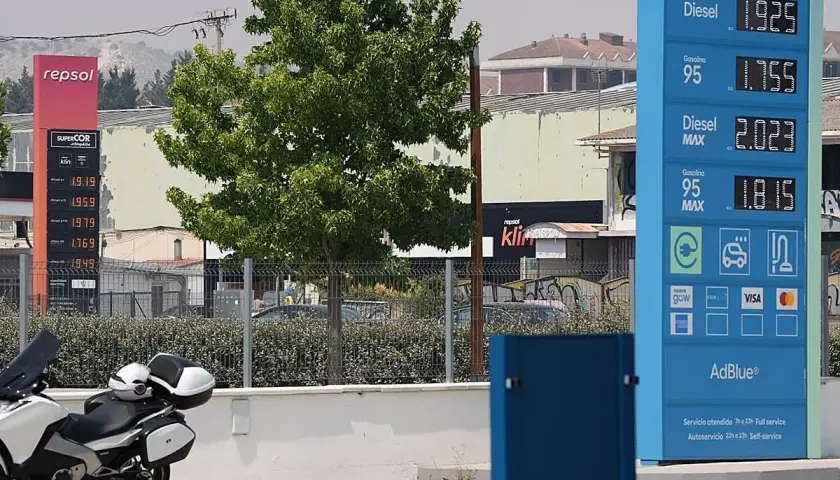 Gasolinera con precios de combustible. El cartel muestra el precio del diésel a 1.925, ideal para echar gasolina a un diésel.