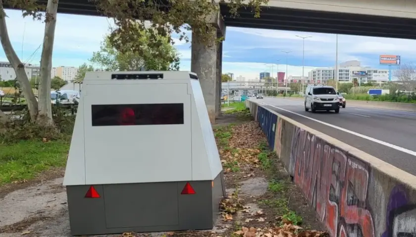 Un radar móvil, uno de los tipos de radares de tráfico, se encuentra en la cuneta de una autopista.