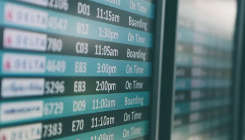 Vuelos en pantalla de aeropuerto. ¿Cuántos aeropuertos hay en Barcelona?