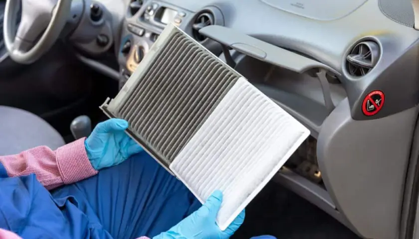 Filtro de aire del coche sucio, una causa común de por qué huele mal el aire acondicionado.