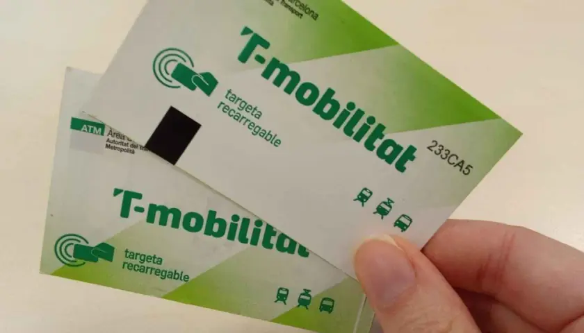 Dos tarjetas T-mobilitat, esenciales para moverse por la zone metro Barcelona.