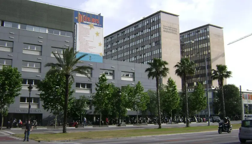 Edificios de la **parking zona universitaria Barcelona**. Fachada de la Facultad de Física y edificios de Ingeniería Industrial.