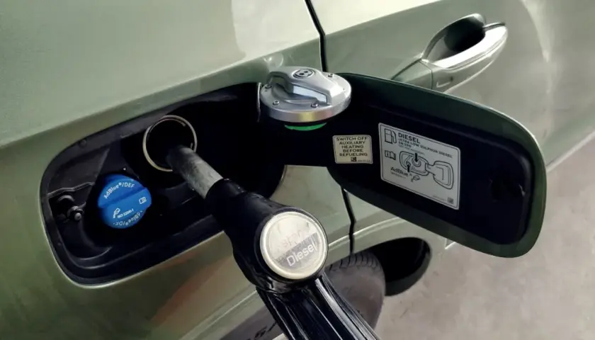Repostando diésel y AdBlue, un líquido esencial para reducir emisiones.