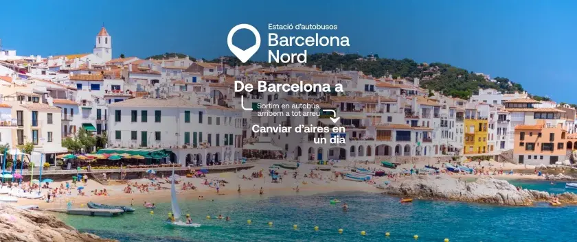 Un pueblo costero blanco con tejados naranjas, una playa con gente y barcos. Sal de Barcelona Nord en autobús para cambiar de aires.
