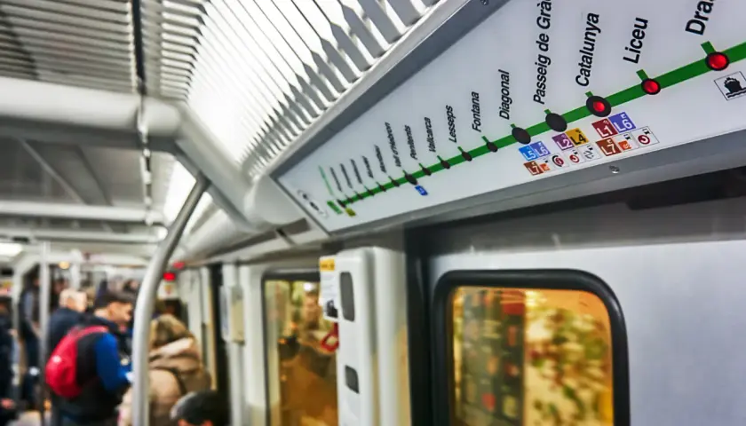 Mapa del metro de Barcelona, con el "Passeig de Gràcia" destacado. Viajeros en el vagón.