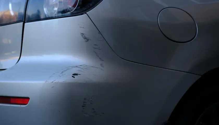 ¡Qué disgusto! Me han rayado el coche. Se ven marcas profundas en la defensa trasera y el lateral.