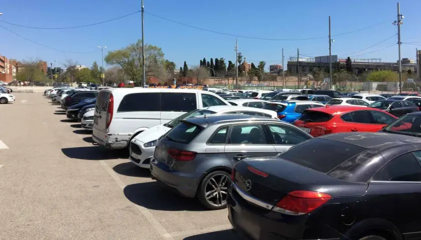 Amplio aparcamiento con muchos coches. ¿Buscas dónde aparcar gratis cerca del aeropuerto de Barcelona?